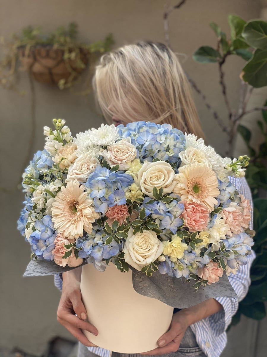 Daisy (daisies, hydrangea and roses) – Los Angeles Florist - Pink