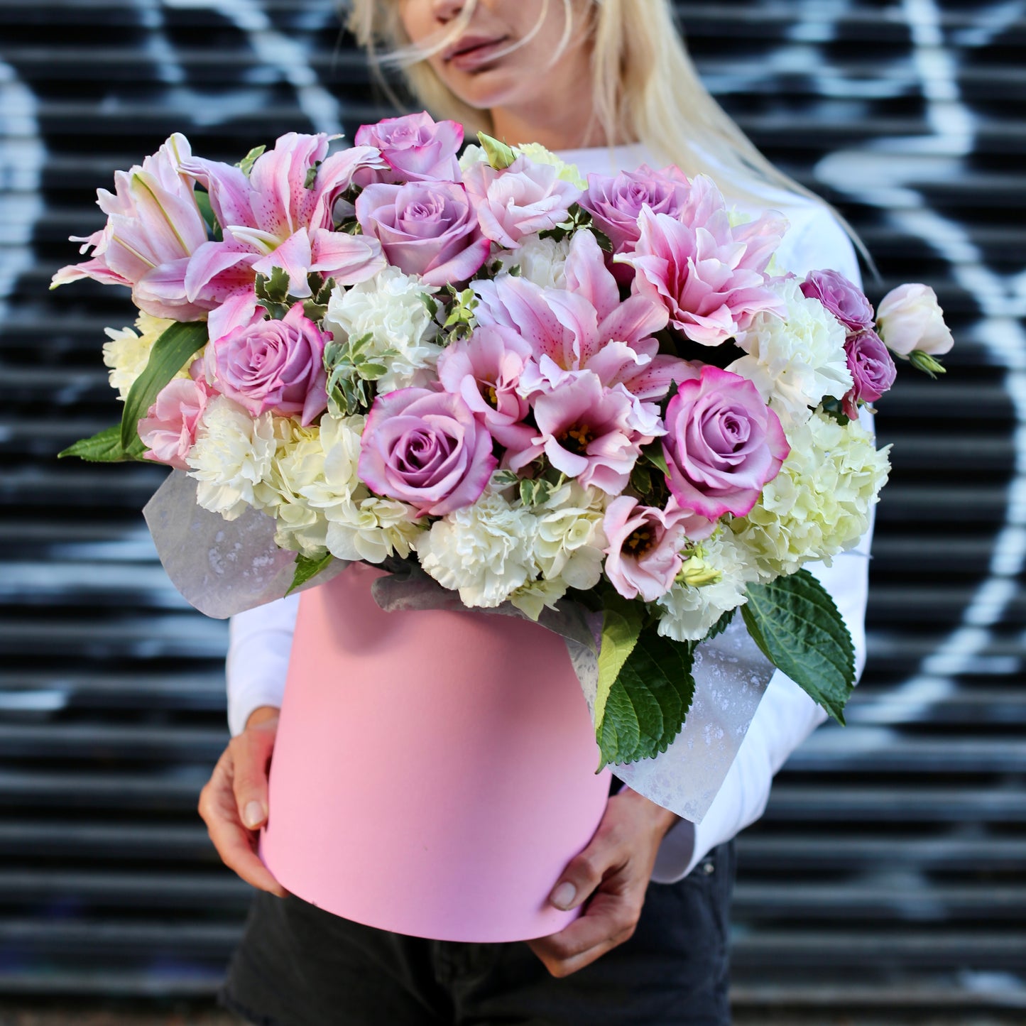 Romantic Alsu bouquet featuring lilies, purple roses & hydrangeas in a soft pink velvet box – ideal for luxury floral gifting