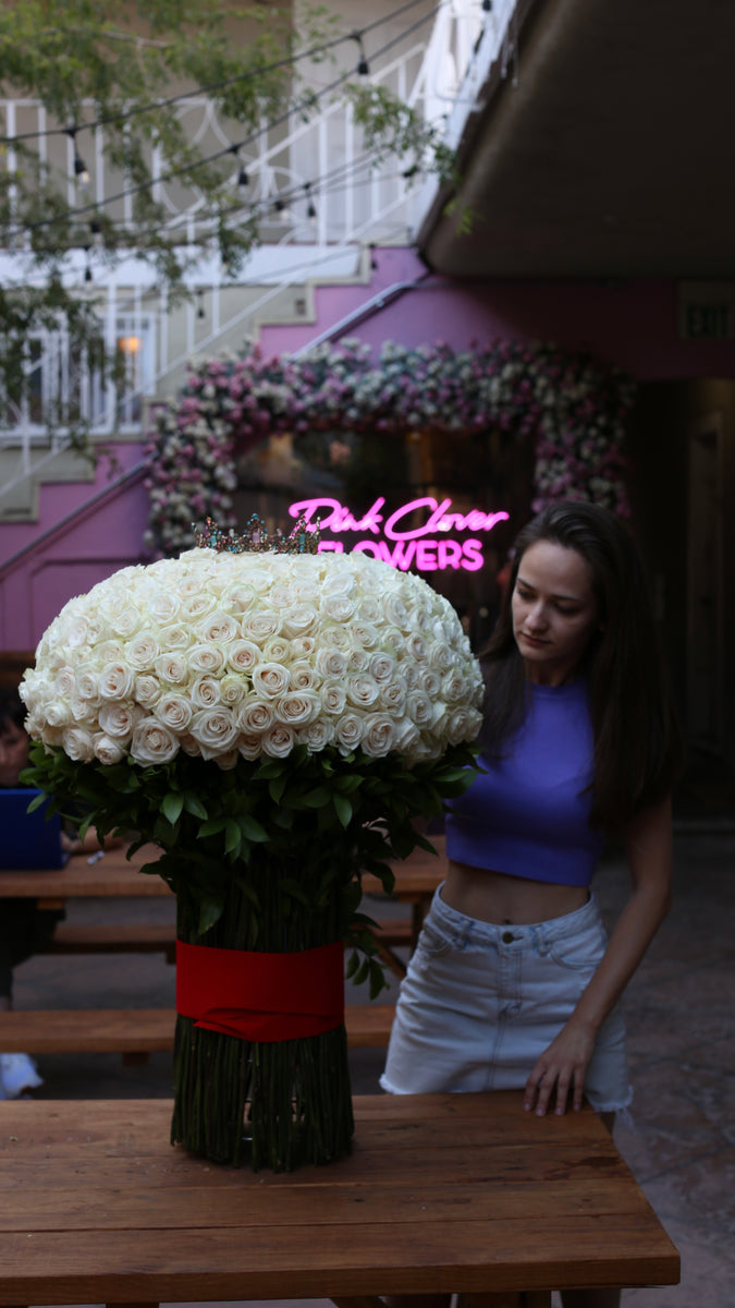 Bouquet of fresh Blue Roses  Delivery or Pick up in Los Angeles – Los  Angeles Florist - Pink Clover
