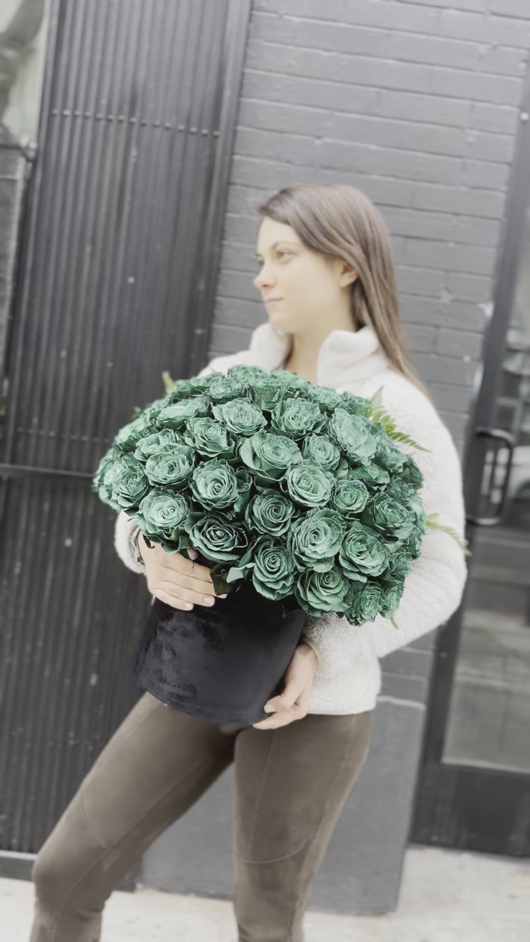 
                  
                    Load and play video in Gallery viewer, Emerald (green roses in a velvet box)
                  
                