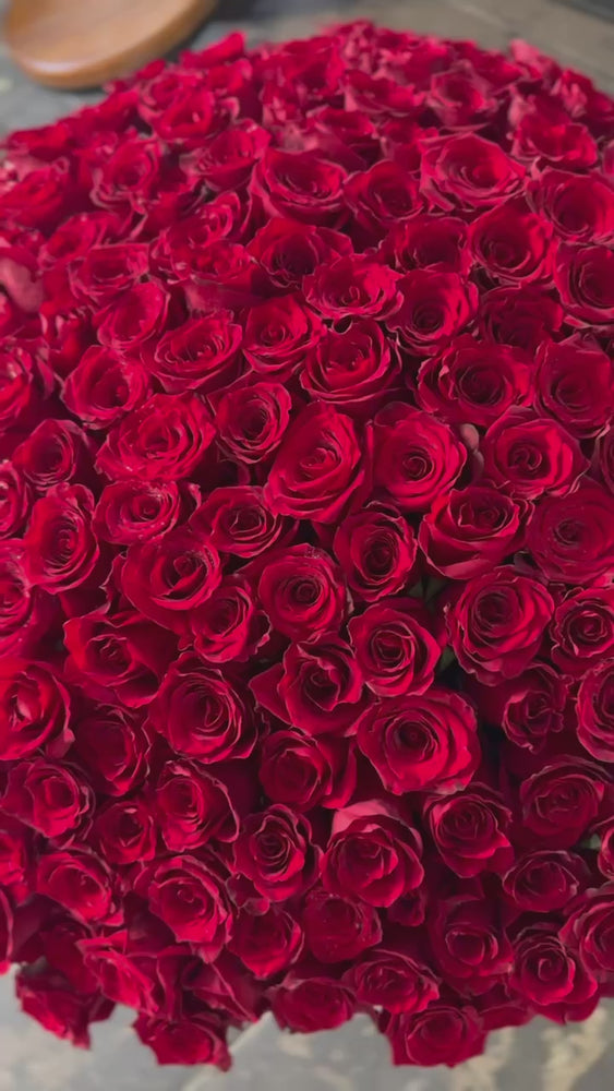 
                  
                    Load and play video in Gallery viewer, 200 red roses with ceramic vase
                  
                