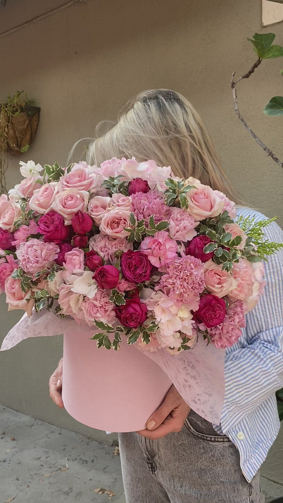 
                  
                    Load and play video in Gallery viewer, Alexandra (roses, hydrangea and carnations)
                  
                