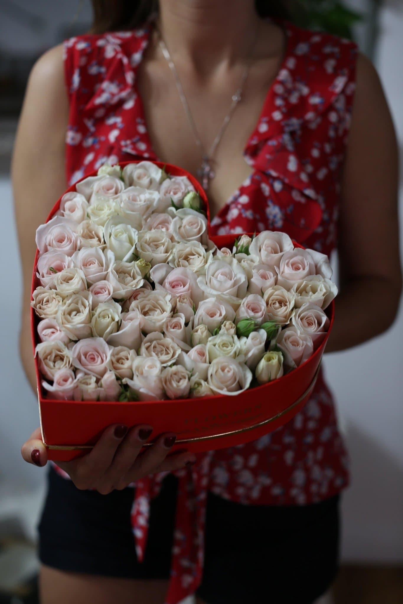 Box with roses 🌹 - Los Angeles Florist - Pink Clover