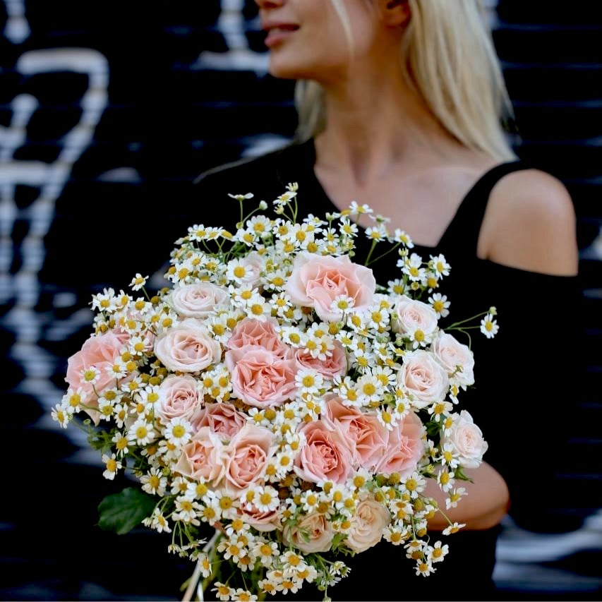 Andrea (Bouquet of chamomiles and peach garden roses)